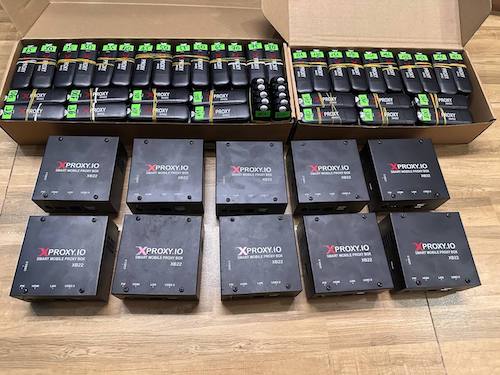 ステッカーでラベル付けされた物理ドングル